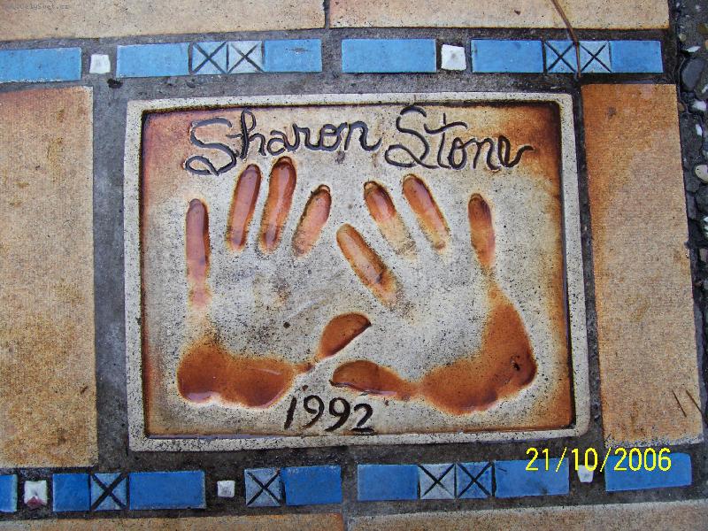 Foto: Cannes-Otisk rukou Sharon Stone p�ed festivalov�m pal�cem v Cannes.