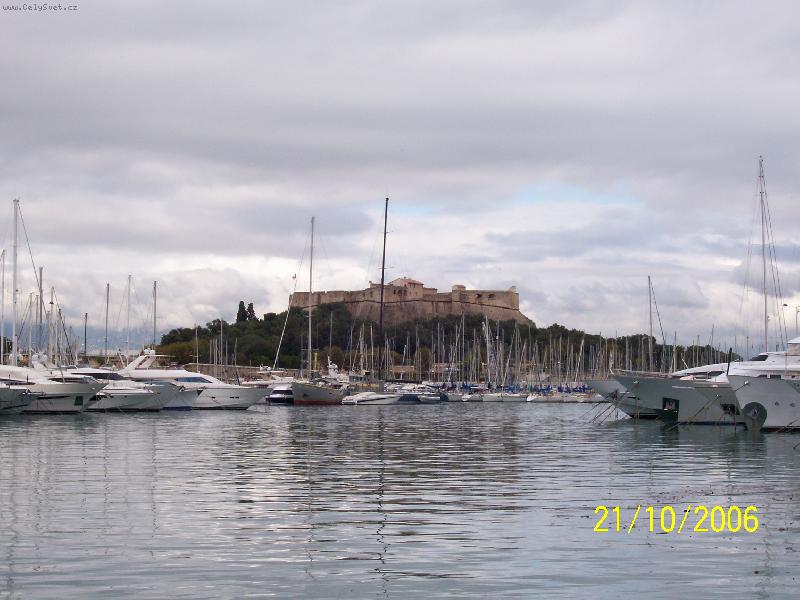 Foto: Antibes-Mohutn� pevnost Fort Carr� na severu Star�ho m�sta