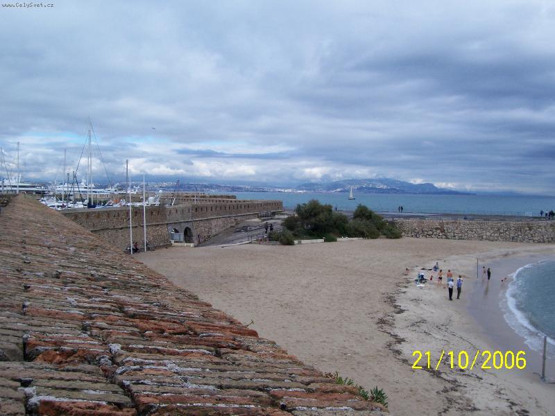 Foto: Antibes-Pl� pod hradbami m�sta. And�lsk� z�toka. Na obzoru m�sto Nice.