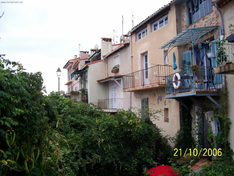 Foto: Antibes-Obytn� domy na pob�e�� ve star� ��sti m�sta.