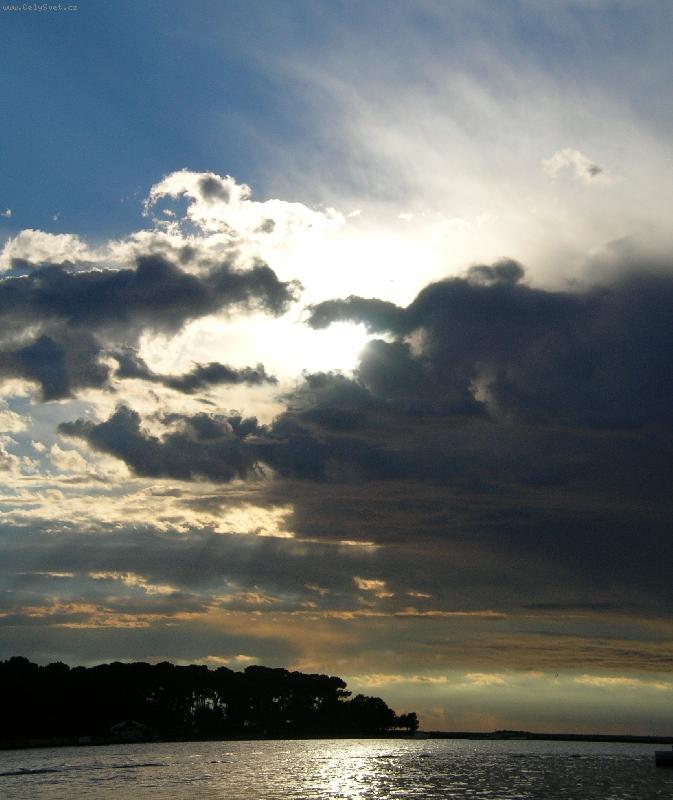 Foto: Chorvatsko-p�ed bou�kou