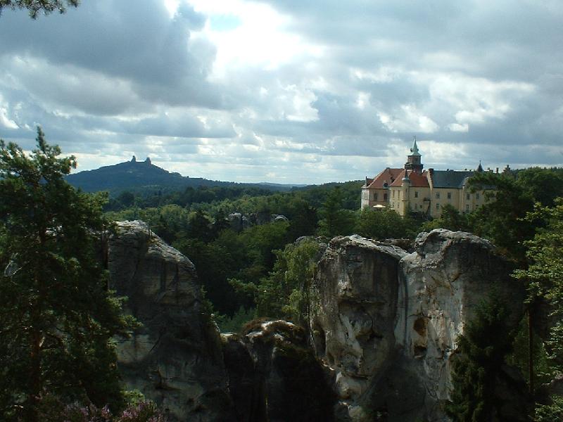 Foto: poh�dka-fotografie byla po��zena v �esk�m r�ji - Sedmihorky, pohled z vyhl�dky na Hrad Trosky a z�mek Hrub� skala