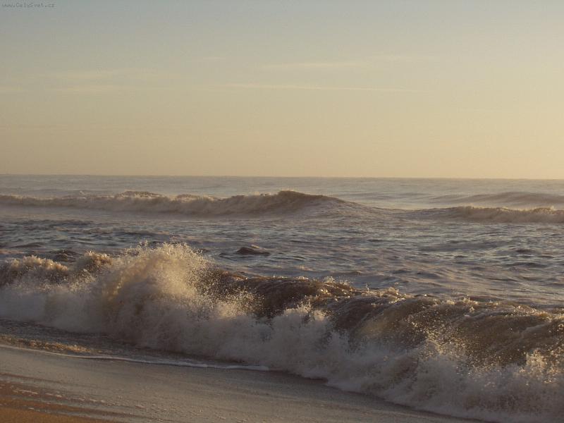 Foto: �svit-mo�sk� pob�e�� brzo r�no po bou�i