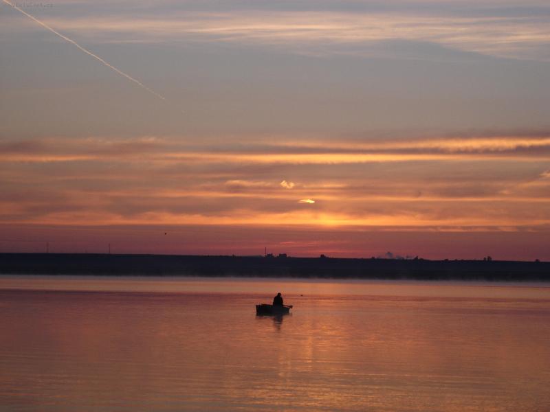 Foto: kdy� slunce vych�z�-u Nechranick� p�ehrady