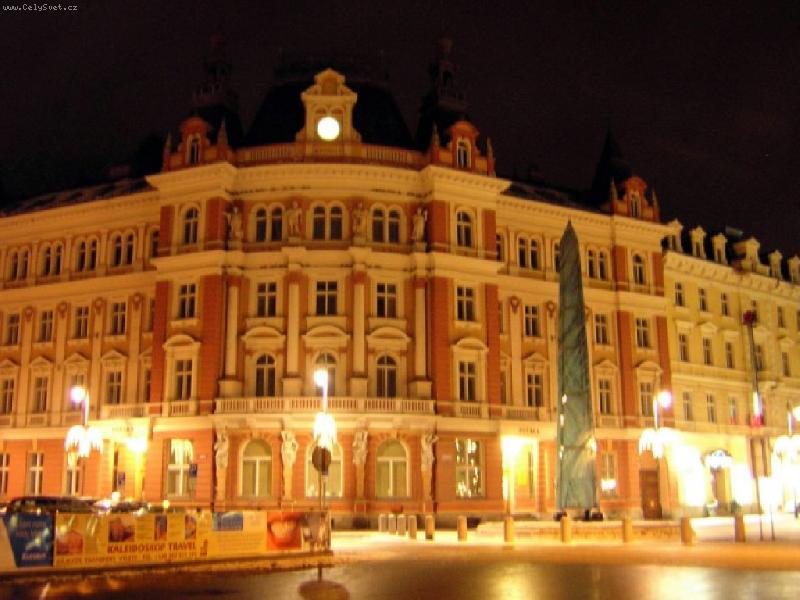 Foto: Karlovy Vary-Hlavn� po�ta na p�� z�n�