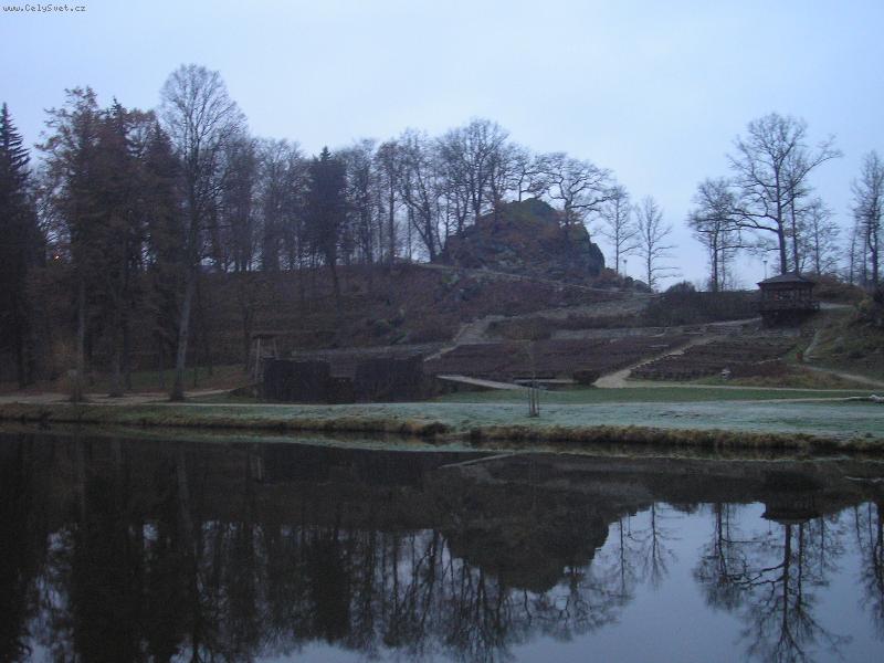 Foto: podve�er p��rodn�ho divadla Loket-P��rodn� divadlo Loket