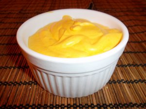 Recept online: Mangov dezert: Lehk ovocn krm - mixovan mango se zakysanou smetanou a praenmi mandlemi