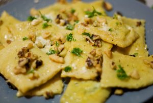 Recept online: Ravioly s oechy a smetanovou omkou: Ravioly plnn srem v omce z gorgonzoly, smetany a oech